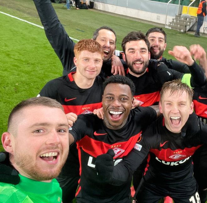 独行侠球迷在美航中心外放棺材