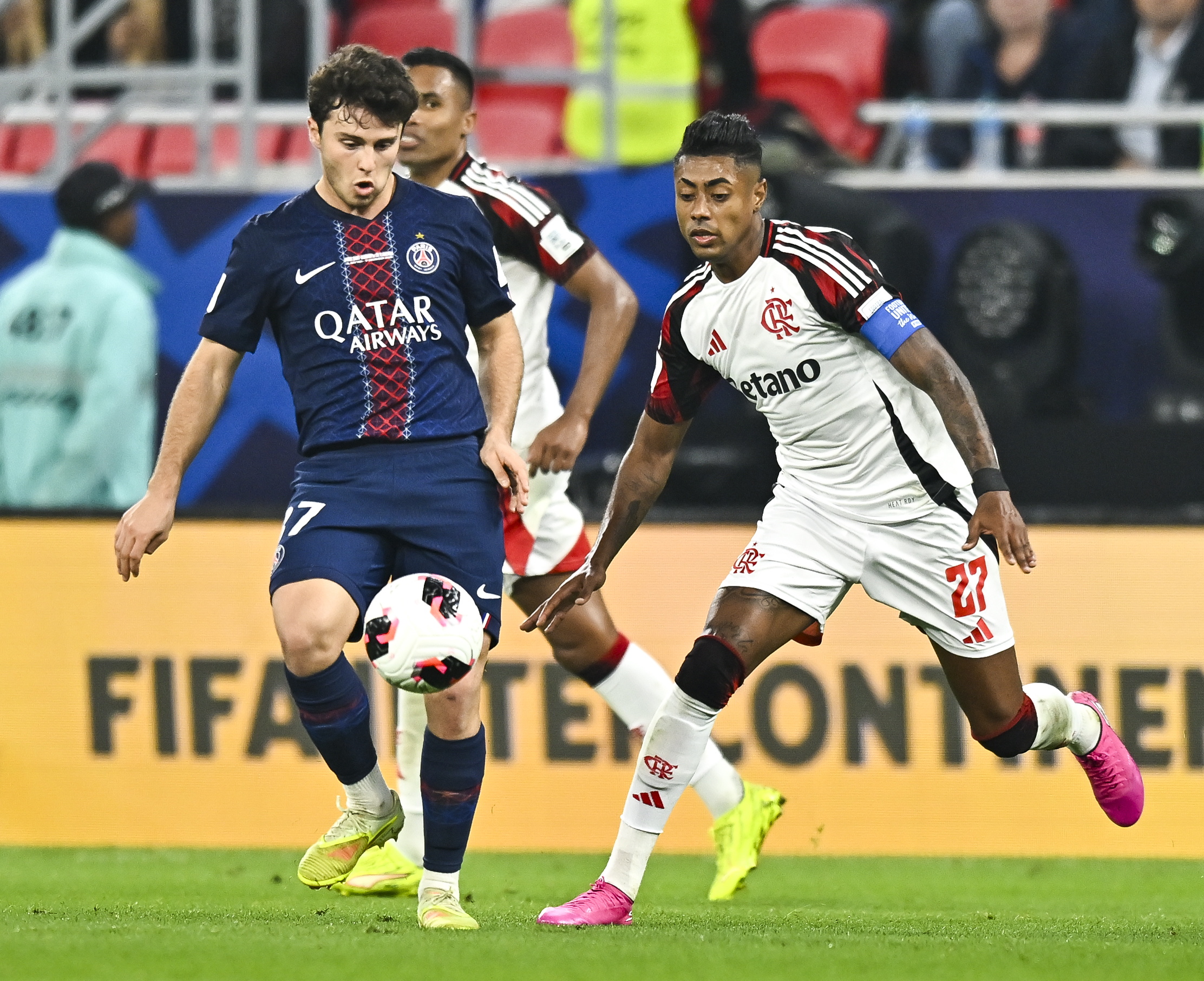 包含太狠了！巴黎圣日耳曼集结日内部沟通集结日巴黎圣日耳曼门线救险，赛后里尔迎来里程碑的词条